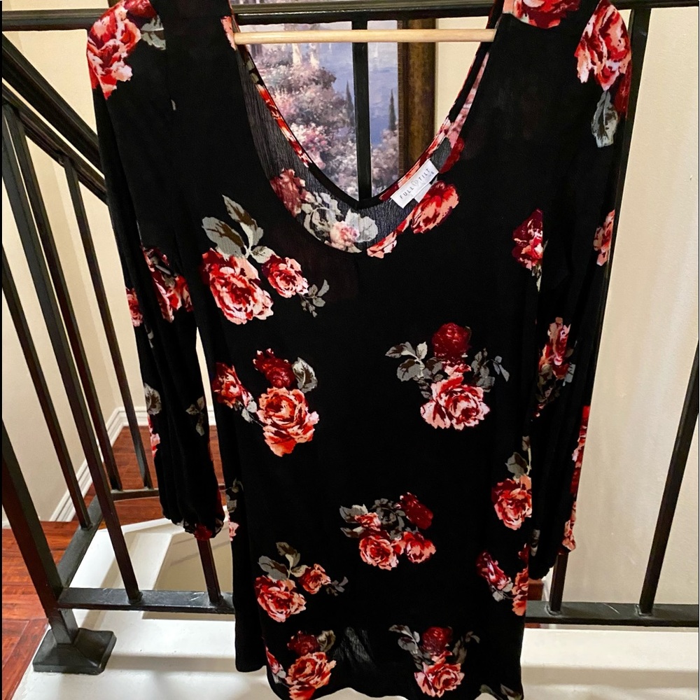 Black dress with roses 🌹 - Picture 5 of 8